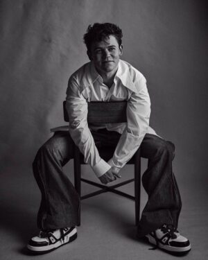 Sam Clemmett Instagram - Talked to @icon_elpais about all things Queen Charlotte! Thank you all!!

📸 @charliegraystudio 
Styling @mrfabioimmediato 
Grooming @thebradylea 

And thank you @vrwpublicity ❤️