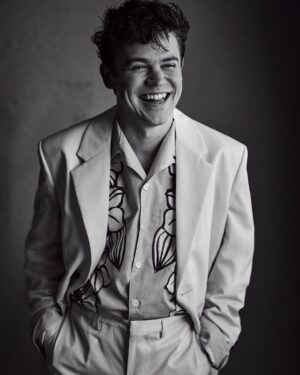 Sam Clemmett Instagram - Talked to @icon_elpais about all things Queen Charlotte! Thank you all!!

📸 @charliegraystudio 
Styling @mrfabioimmediato 
Grooming @thebradylea 

And thank you @vrwpublicity ❤️