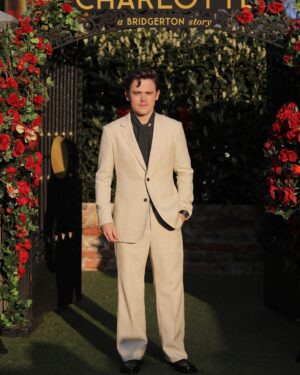 Sam Clemmett Instagram - Queen Charlotte London Premiere. Still not over it. Thank you so much to @maisonvalentino @aspreylondon 

Styling by @mrfabioimmediato 
Grooming by @thebradylea

📸 @davebenett 

#queencharlotte #bridgerton