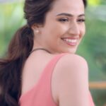 Sana Javed Instagram – Palmolive Naturals Radiant Glow with 100% natural milk & rose petal extracts 🌷makes your skin soft and looking glowing ✨
Executive Producer @harisqadeer
Directed by @Xjollyx
Hair and makeup: @nabila_salon @hairbyawais @zeeshu_mua 
👗 @meeemsay 
@noman.syed @waqas_rizvi @mukizaidi @xainhaleem 
#PalmoliveNaturals #SoftGlowingSkin #YouCanFeelIt