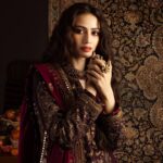 Sana Javed Instagram – The wait is over! Experience the timeless allure of ‘KASHMIRI TAANKA’ as the collection goes live on Asim Jofa website. Explore the cultural heritage of Kashmir through these exquisite shawls.✨💃 
@asimjofa @iamasimjofa
#AsimJofa #IWearAsimJofa #KashmiriTaankaCollection #EmbroideredCollection #KashmiriTaanka #ShawlCollection #SanaJaved #Unstitched #WinterCollection #PrintCollection #Fashion #Trending