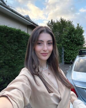 Sanem Bahçekapılı Instagram - İnsan tek aramayla bulduğu taksiyi beklerken bi güzelleşiyor… (benim kendimi güzel bulma bahaneleri…)