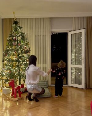 Sanem Bahçekapılı Instagram - 18 yaşına kadar her sene yılbaşında o kapıdan Noel Baba girecek Teoşko, biz bu kararı almış bulunduk…