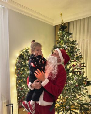 Sanem Bahçekapılı Instagram - 18 yaşına kadar her sene yılbaşında o kapıdan Noel Baba girecek Teoşko, biz bu kararı almış bulunduk…