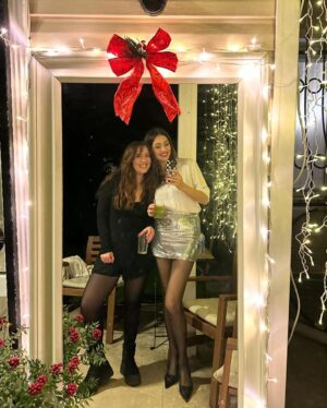 Sanem Bahçekapılı Instagram - 18 yaşına kadar her sene yılbaşında o kapıdan Noel Baba girecek Teoşko, biz bu kararı almış bulunduk…