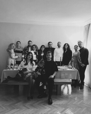 Sanem Bahçekapılı Instagram - 18 yaşına kadar her sene yılbaşında o kapıdan Noel Baba girecek Teoşko, biz bu kararı almış bulunduk…