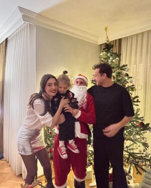 Sanem Bahçekapılı Instagram - 18 yaşına kadar her sene yılbaşında o kapıdan Noel Baba girecek Teoşko, biz bu kararı almış bulunduk…