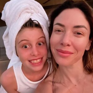 Sarah Felberbaum Instagram - Tu che sei la mia parte migliore. 
Tu che sei bella e simpatica e tanto intelligente. 
Tu che non ti prendi mai sul serio. 
Tu che ti preoccupi sempre se mi vedi seria o pensierosa e mi chiedi se sto bene. 
Tu che mi hai regalato l’amore. 
Auguri vita mia. 

#oliviaturnsnine
