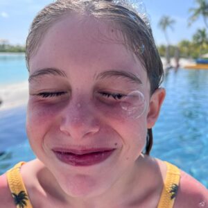 Sarah Felberbaum Instagram - Tu che sei la mia parte migliore. 
Tu che sei bella e simpatica e tanto intelligente. 
Tu che non ti prendi mai sul serio. 
Tu che ti preoccupi sempre se mi vedi seria o pensierosa e mi chiedi se sto bene. 
Tu che mi hai regalato l’amore. 
Auguri vita mia. 

#oliviaturnsnine