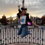 Sarah Felberbaum Instagram - @annafelberbaum Un weekend indimenticabile. È sempre stato un desiderio mio e di mia sorella andare a Disneyland insieme. Abbiamo fatto mille cose e può sembrare stupido e sciocco per alcuni ma volevamo vivere quest’esperienza insieme. Noi due ed i nostri figli. Ho vissuto uno di quei momenti che so rimarranno con me per sempre. Quei momenti che quando li vivi, pensi: io questo non me lo dimenticherò mai. @disneylandparis #disneylandparis30 Grazie @andreadreamsteam per aver organizzato l’ennesimo ricordo del cuore. Sei speciale. ❤️