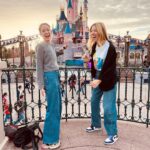 Sarah Felberbaum Instagram - @annafelberbaum Un weekend indimenticabile. È sempre stato un desiderio mio e di mia sorella andare a Disneyland insieme. Abbiamo fatto mille cose e può sembrare stupido e sciocco per alcuni ma volevamo vivere quest’esperienza insieme. Noi due ed i nostri figli. Ho vissuto uno di quei momenti che so rimarranno con me per sempre. Quei momenti che quando li vivi, pensi: io questo non me lo dimenticherò mai. @disneylandparis #disneylandparis30 Grazie @andreadreamsteam per aver organizzato l’ennesimo ricordo del cuore. Sei speciale. ❤️