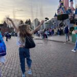 Sarah Felberbaum Instagram - @annafelberbaum Un weekend indimenticabile. È sempre stato un desiderio mio e di mia sorella andare a Disneyland insieme. Abbiamo fatto mille cose e può sembrare stupido e sciocco per alcuni ma volevamo vivere quest’esperienza insieme. Noi due ed i nostri figli. Ho vissuto uno di quei momenti che so rimarranno con me per sempre. Quei momenti che quando li vivi, pensi: io questo non me lo dimenticherò mai. @disneylandparis #disneylandparis30 Grazie @andreadreamsteam per aver organizzato l’ennesimo ricordo del cuore. Sei speciale. ❤️