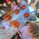 Sarah Felberbaum Instagram - Che giornata meravigliosa!! Grazie @fattoriadellazucca Abbiamo scelto la nostra zucca, intagliata, decorata. Fatto face painting, mangiato, corso e riso. 🎃 #fattoriadellazucca #qualitytime #sundayfunday #happyhalloween Fattoria della Zucca
