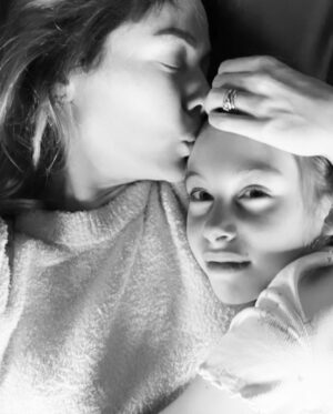 Sarah Felberbaum Instagram - Tu che sei la mia parte migliore. 
Tu che sei bella e simpatica e tanto intelligente. 
Tu che non ti prendi mai sul serio. 
Tu che ti preoccupi sempre se mi vedi seria o pensierosa e mi chiedi se sto bene. 
Tu che mi hai regalato l’amore. 
Auguri vita mia. 

#oliviaturnsnine
