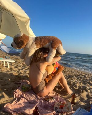 Sarah Felberbaum Instagram - Un sacco di amore, scherzi, acrobazie, risate e balli improvvisati. 
Sei stata un’estate calma, lenta, a volte noiosa ma sei stata esattamente quello che mi serviva. 

#skibiditoilet #sunsetsandfullmoons #loveandgintonics