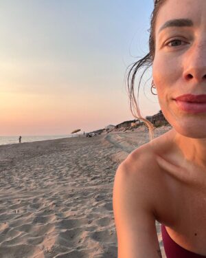 Sarah Felberbaum Instagram - Un sacco di amore, scherzi, acrobazie, risate e balli improvvisati. 
Sei stata un’estate calma, lenta, a volte noiosa ma sei stata esattamente quello che mi serviva. 

#skibiditoilet #sunsetsandfullmoons #loveandgintonics