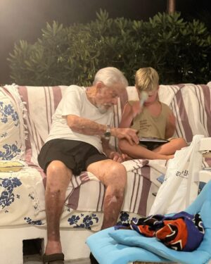 Sarah Felberbaum Instagram - Un sacco di amore, scherzi, acrobazie, risate e balli improvvisati. 
Sei stata un’estate calma, lenta, a volte noiosa ma sei stata esattamente quello che mi serviva. 

#skibiditoilet #sunsetsandfullmoons #loveandgintonics