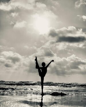 Sarah Felberbaum Instagram - Un sacco di amore, scherzi, acrobazie, risate e balli improvvisati. 
Sei stata un’estate calma, lenta, a volte noiosa ma sei stata esattamente quello che mi serviva. 

#skibiditoilet #sunsetsandfullmoons #loveandgintonics
