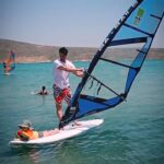 Sarp Levendoğlu Instagram - Yine Gözümün Önündesin KRAL MAFYASIN😳 #alaçatı @bubisurfschool#sörf @korhanbaran @gaastra_tabou_international Bu Bi Sörf Okulu