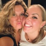 Saskia Thuot Instagram - Après une belle soirée au @moishesmontreal où on a essayé de se faire une jolie photo, on termine avec une selfie à la maison à se faire grignoter par les maringouins pendant que les ados chill dans le salon😂 Elle est pas belle la vie! @sophiegosselin11 #life #ado #summer