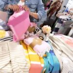 Saskia Thuot Instagram - Ma vie d’entrepreneure me fait découvrir de beaux horizons. Comme quoi on peut porter plusieurs chapeaux et s’émanciper dans différentes sphères. Après une journée magique au pop up de @sarahcout aux @galeriesdelacapitale où 15 entreprises québécoises dont mon bébé @balmy_towels sont réunies sous un même toi. Je suis pas mal fière de nous toutes. On sera là toute la journée dimanche. Merci à mon amie Karine qui m’accompagne tout le we ☺️👯‍♀️ @selvrituel @honessactive @fromrachel @beige_avoine @sansfaconcosmetiques @papeterie.laurie @nana.the.brand @sarahcout @espacebbta @sarahlaroche @cliniqueoterra @mareechandelles @horacejewelry @twentycompass @girlcrushgang @mennillodesigns