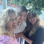 Saskia Thuot Instagram - Juillet🤍 Beaucoup de précieux amis. Merci d’être dans ma vie. De la bonne bouffe, des fous rires, un super show grâce à Drake et à travers tout ça, des moments de solitude qui font aussi du bien🤍 #saskiaclub #choyee #july
