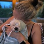 Saskia Thuot Instagram - Juillet🤍 Beaucoup de précieux amis. Merci d’être dans ma vie. De la bonne bouffe, des fous rires, un super show grâce à Drake et à travers tout ça, des moments de solitude qui font aussi du bien🤍 #saskiaclub #choyee #july