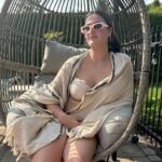 Saskia Thuot Instagram - Il fait beau et chaud, c’est le temps de la promo « Parce que je rêve que tout le monde possède une Balmy » ☺️ Je vous offre donc la livraison gratuite, jusqu’à jeudi minuit. Utilisez le code : LIVRAISON0 à la caisse. Visitez le site (voir lien en bio) pour choisir la vôtre ☺️ Choisir @balmy_towels c’est encourager une entreprise d’ici, la mienne ☺️ et s’offrir un produit de grande qualité pour vous accompagner dans toutes vos activités. #balmyxsaskia #chic #eco #fun #achatlocal #livraiso0 *la promo prend fin mardi 23:59