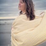 Saskia Thuot Instagram - Il fait beau et chaud, c’est le temps de la promo « Parce que je rêve que tout le monde possède une Balmy » ☺️ Je vous offre donc la livraison gratuite, jusqu’à jeudi minuit. Utilisez le code : LIVRAISON0 à la caisse. Visitez le site (voir lien en bio) pour choisir la vôtre ☺️ Choisir @balmy_towels c’est encourager une entreprise d’ici, la mienne ☺️ et s’offrir un produit de grande qualité pour vous accompagner dans toutes vos activités. #balmyxsaskia #chic #eco #fun #achatlocal #livraiso0 *la promo prend fin mardi 23:59