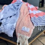 Saskia Thuot Instagram - Il fait beau et chaud, c’est le temps de la promo « Parce que je rêve que tout le monde possède une Balmy » ☺️ Je vous offre donc la livraison gratuite, jusqu’à jeudi minuit. Utilisez le code : LIVRAISON0 à la caisse. Visitez le site (voir lien en bio) pour choisir la vôtre ☺️ Choisir @balmy_towels c’est encourager une entreprise d’ici, la mienne ☺️ et s’offrir un produit de grande qualité pour vous accompagner dans toutes vos activités. #balmyxsaskia #chic #eco #fun #achatlocal #livraiso0 *la promo prend fin mardi 23:59