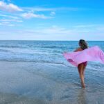 Saskia Thuot Instagram - Quelques jours ici. La mer, le sable, le son des vagues🌊 Évidement jamais sans ma Balmy🌊 Merci à Simone pour la photo parfaite pour la promo « vendredi fou » dès 8h vendredi matin 30% sur tout avec le code 30FOU. Lien en bio pour remplir votre panier🌊 #balmyxsaskia #achatlocal #jamaissansmabalmy #blackfriday #promo