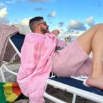 Saskia Thuot Instagram - Miami Beach avec les amis, les palmiers, les enfants (qui préfèrent ne pas se faire voir la binette) et la mer🤍 Le rabais 30FOU en rappel pour votre Balmy. @balmy_towels Maillots @lingerieemma Solaires @irisvisualgroup #escapade #miamibeach #jamaissansmabalmy #balmyxsaskia #chic #eco #fun