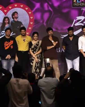 Sathvik Anand Bandela Instagram - THANKS GOD 🙏🙌 Chinapudu nenu @chiranjeevikonidela songs kee dance vese vadini,ayana vesina dress eh kavali ani golla chese vadini . Eeroju ayana naanu stage meedhaki pilichi nanu gurthu patti ashirvadhincharu,naaku Nijam gha namasakyam gha Ledhu 🥹 naaku ee goppa avakasani ichina maa director @sairazesh gariki elappudu runapadi untanu.Entho mandhi encourage cheyaka yagathali chesthuna days lo  naa talent nee gurthinchi BABY ane goppa cinema lo nanu pettaru thanks sir 🥹— @chiranjeevikonidela sir nenu oka mamulu insta and YouTube lo videos cheskune vadini,meeru eh platform ithe enti talent unodini gurthistharu encourage chestharu 🥹 Asalu meeru nanu stage meedhaki ramani pilavatam naaku serious gha ipatiki ardham kavatledhu sir 🥹🙏 Love u sir 😍 Andhuke apukolekha hug cheseskunanu 🥹 Meeru maaku oka inspiration sir 🔥 Thanks sir 🙏  Nannu epudu support chese maa @sknonline sir kee @ananddeverakonda anna love u anna 😍 … eeroju nenu marchipoleni roju nanu istapade valla andharu entha happy gha untaro ani think chesthe ne mind pani cheytla… meelo okadini Eeroju ilaa unanu,meee prema valle 💖🙏