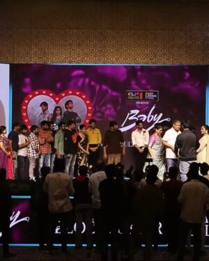 Sathvik Anand Bandela Instagram - THANKS GOD 🙏🙌 Chinapudu nenu @chiranjeevikonidela songs kee dance vese vadini,ayana vesina dress eh kavali ani golla chese vadini . Eeroju ayana naanu stage meedhaki pilichi nanu gurthu patti ashirvadhincharu,naaku Nijam gha namasakyam gha Ledhu 🥹 naaku ee goppa avakasani ichina maa director @sairazesh gariki elappudu runapadi untanu.Entho mandhi encourage cheyaka yagathali chesthuna days lo  naa talent nee gurthinchi BABY ane goppa cinema lo nanu pettaru thanks sir 🥹— @chiranjeevikonidela sir nenu oka mamulu insta and YouTube lo videos cheskune vadini,meeru eh platform ithe enti talent unodini gurthistharu encourage chestharu 🥹 Asalu meeru nanu stage meedhaki ramani pilavatam naaku serious gha ipatiki ardham kavatledhu sir 🥹🙏 Love u sir 😍 Andhuke apukolekha hug cheseskunanu 🥹 Meeru maaku oka inspiration sir 🔥 Thanks sir 🙏  Nannu epudu support chese maa @sknonline sir kee @ananddeverakonda anna love u anna 😍 … eeroju nenu marchipoleni roju nanu istapade valla andharu entha happy gha untaro ani think chesthe ne mind pani cheytla… meelo okadini Eeroju ilaa unanu,meee prema valle 💖🙏
