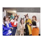Satomi Sato Instagram - * * * * ライブの時に、皆さんと撮った写真をば…！ 三女神💛❤️💙 進藤さんと斎賀さんだったから 私は.とても楽しく参加できました。 リハの時から、沢山助けて下さり感謝しかありません…！ 大好きで尊敬している先輩方です☺️ * * 青二の皆さんと！ 進藤さん、津田ちゃん、ゆりちゃん、あやちゃん。 アンサンブルで参加していた 山田京奈ちゃんは、タイミング合わず一緒に撮れなかった😭 舞台パートで頑張ってた可愛い後輩さんです🧡 * * 三女神と実況のあけちゃん キタサンブラック役の矢野妃菜喜ちゃん。 あけちゃんの実況は、本当に凄かった…！！ 流石です✨ニンジンのピアス？イヤリング？も可愛かった〜！ 矢野さんは、ちっちゃくてパワフルで ものすごく可愛かった…。。 キタサン育ててたから、内心キャッキャしていたけど ほら、わたし、先輩だからさ！ 涼しい顔して一緒に写真撮ったよ。笑 * * トウカイテイオー役のMachicoちゃん。 ケイエスミラクル役の佐藤日向ちゃん。 ダイタクヘリオス役の山根綺ちゃん。 今回のライブで大活躍だった皆さんです。 舞台パート泣けた…！ あの熱量で駆け抜けたみんな素晴らしい🥹✨✨ Machicoちゃんの頼もしさと笑顔に 勇気付けられた方も多かったのでは？？ 私もその1人です。 本番前にアイス食べてたの可愛かった。可愛かった。🍨 * * エアシャカール役の津田美波ちゃん。 楽屋にたくさん遊びに来てくれて 嬉しかった〜！安心した〜！笑 ステージでの表情所作全てカッコよくて、恋するかと思ったよね。。🥹 エアシャカールは最近育成してたから 個人的にタイムリーで嬉しかったな❤️ * * 他にもみんなと写真撮りたかったけど 楽屋が違かったり、バタバタしていて撮れず残念…！！ またいつか機会があったら嬉しいな。 * * * * #ウマ娘 #ウマ娘プリティーダービー #アリーナツアー #GO BEYOND WISH #DAY1 #シークレット #三女神 #ウマ娘ライブ #みんなと #写真撮ったよ #☺️ #斎賀みつき さん #進藤尚美 さん #津田美波 ちゃん #のぐちゆり ちゃん #山根綺 ちゃん #矢野妃菜喜 ちゃん #Machico ちゃん #佐藤日向 ちゃん #ありがとうございました ♡ #佐藤聡美