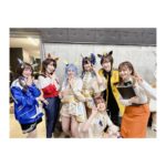 Satomi Sato Instagram - * * * * ライブの時に、皆さんと撮った写真をば…！ 三女神💛❤️💙 進藤さんと斎賀さんだったから 私は.とても楽しく参加できました。 リハの時から、沢山助けて下さり感謝しかありません…！ 大好きで尊敬している先輩方です☺️ * * 青二の皆さんと！ 進藤さん、津田ちゃん、ゆりちゃん、あやちゃん。 アンサンブルで参加していた 山田京奈ちゃんは、タイミング合わず一緒に撮れなかった😭 舞台パートで頑張ってた可愛い後輩さんです🧡 * * 三女神と実況のあけちゃん キタサンブラック役の矢野妃菜喜ちゃん。 あけちゃんの実況は、本当に凄かった…！！ 流石です✨ニンジンのピアス？イヤリング？も可愛かった〜！ 矢野さんは、ちっちゃくてパワフルで ものすごく可愛かった…。。 キタサン育ててたから、内心キャッキャしていたけど ほら、わたし、先輩だからさ！ 涼しい顔して一緒に写真撮ったよ。笑 * * トウカイテイオー役のMachicoちゃん。 ケイエスミラクル役の佐藤日向ちゃん。 ダイタクヘリオス役の山根綺ちゃん。 今回のライブで大活躍だった皆さんです。 舞台パート泣けた…！ あの熱量で駆け抜けたみんな素晴らしい🥹✨✨ Machicoちゃんの頼もしさと笑顔に 勇気付けられた方も多かったのでは？？ 私もその1人です。 本番前にアイス食べてたの可愛かった。可愛かった。🍨 * * エアシャカール役の津田美波ちゃん。 楽屋にたくさん遊びに来てくれて 嬉しかった〜！安心した〜！笑 ステージでの表情所作全てカッコよくて、恋するかと思ったよね。。🥹 エアシャカールは最近育成してたから 個人的にタイムリーで嬉しかったな❤️ * * 他にもみんなと写真撮りたかったけど 楽屋が違かったり、バタバタしていて撮れず残念…！！ またいつか機会があったら嬉しいな。 * * * * #ウマ娘 #ウマ娘プリティーダービー #アリーナツアー #GO BEYOND WISH #DAY1 #シークレット #三女神 #ウマ娘ライブ #みんなと #写真撮ったよ #☺️ #斎賀みつき さん #進藤尚美 さん #津田美波 ちゃん #のぐちゆり ちゃん #山根綺 ちゃん #矢野妃菜喜 ちゃん #Machico ちゃん #佐藤日向 ちゃん #ありがとうございました ♡ #佐藤聡美