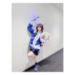 Satomi Sato Instagram - * * * * 「ウマ娘プリティーダービー5th EVENT ARENA TOUR GO BEYOND-WISH-」 DAY1にシークレットゲストとして 三女神が出演させていただきましたよ❤️💙💛 私にとって初めての「ウマ娘」のイベントは 声出しが久々に解禁されるという 嬉しいタイミングでの出演でした。 * * 少しでもイベントを盛り上げられたら…！と 当日はグッズTシャツを着て気合を入れて ネイルは、ゴドルフィンバルブをイメージして お馴染みの天才ネイリストさんにお願いしました。 とても可愛くてお爪見ていつもハッピーです♡ 衣装も耳も、制作チームの皆様が完全再現してくださったので わたしもハーフウィッグを付けて、ゴドルフィンバルブ感を 出せたらと…！がんばって！みまし！た！！！ 久々のハーフパンツの丈感に震えましたが。笑 キャラクターそのままな進藤さん斎賀さんに 挟まれたお陰で、それっぽく見えている気がします…！ おふたりに感謝✨ 進藤さんとは楽屋が一緒で、たくさんたくさん お喋りできて幸せでした…♡ たまに津田ちゃんも来てくれてさらに幸せ♡♡ 大好きなあけちゃんとも会えて すごく嬉しかったー！！ 素晴らしい実況でしたよね☺️感動✨ 解説席にはペンライトとうちわがあったので ふりふりさせていただきました！たのしかったー！ スタッフさんがうちわをキラキラさせてくれて とても可愛かったので見てください…！ あと、移動やメイクやお着替えの際に スタッフさんがその場所まで連れて行ってくれるのですが その時に「女神入られまーす！」「女神こちらでーす！」と 言ってくださるのが面白かったです。 調子にのって 「女神ですー☺️」「女神入りますー☺️」と 言ってた人がいるみたいなんですけどー いったいだれなんでしょうねー？？？？ふふふー。 * * * そんなこんなで、初参加のイベントを 満喫させていただきました。 トレーナーさんたちの熱気と大きな歓声 キラキラ輝く可愛いウマ娘ちゃんたち どこを切り取っても素敵で幸せな空間。 そんな場所に呼んでいただけたことを とても嬉しく思っています。 またお会いできる日を楽しみにしていますね。 トレーナーさん！ * * * あ！ ウマ娘ちゃんたちと撮った写真は また後ほど載せますー🐎🐎🐎！ * * * * #ウマ娘 #ウマ娘プリティーダービー #アリーナツアー #GO BEYOND WISH #DAY1 #シークレット #三女神 #ダーレーアラビアン #進藤尚美 さん #バイアリーターク #斎賀みつき さん #実況 #明坂聡美 ちゃん #ゴドルフィンバルブ #佐藤聡美 #ありがとうございました