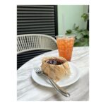 Satomi Sato Instagram - * * * みんなーーーーー！！！！！ 聞いてーーーーー！！！！！！ この間ーーーーー！！！！！！！ ChouChoさんとお茶したのーーーーー！！！！！！！！！ （クソデカボイス） * * * ChouChoさんがデビューする前からファンだったので すごくすごくすごく嬉しかった〜✨✨ きっかけをくれた氷菓と先日のイベントに感謝です👀🌳 * * ChouChoさんは、歌声だけじゃなく お話しする声や所作まで美しくて 一緒にいるだけで空気が美味しくなる素敵な女神様でした…♡ * * おしゃれなカフェで たくさんお喋りできた至福のひととき🦋💕 時間が秒で溶けました。笑 また近々お茶しましょうってお約束もできたので 幸せすぎて弾けそうです。。笑 * * 写真見返すと、めちゃくちゃ にやにや笑いしてるわたし…☺️ふひひひ * * 次またお会いできる日が楽しみだな〜♡♡♡ * * * #氷菓 #お茶 #至福の時間 #cafe #時間溶けた #🫠 #🦋 #💕 #ChouCho さん #佐藤聡美