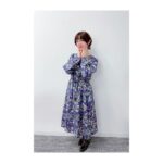 Satomi Sato Instagram - * * * 先程の #ぱかライブTV Vol.26で 発表になりました。 『ウマ娘 プリティーダービー』に ”三女神”の1人、ゴドルフィンバルブ役で出演します💙 愛情深いおっとり優しいお姉さんです。 色々語りたい想いもありますが それは、また、いつか。 * * * 写真は、斎賀さんと進藤さんと💛❤️💙 収録の時、お2人と一緒で嬉しすぎて いつも以上にフワフワしていました。笑 そんなフワフワした私を ずっと助けくださり、一緒に盛り上げてくださった 優しくてかっこいい2人の女神様に感謝です…好き…😭✨！！ あと、打ち合わせしてないのに 3人とも洋服に青が入ってたのが なんだか嬉しかったな〜☺️ 進藤さんは、ピアス？イヤリング？が 馬蹄ですごくおしゃれでした…✨✨ * * そんなこんなで じ、実は、私も、馬蹄のネックレスを していたのですが…見えるかな？わかるかな？？笑 お洋服にも、こっそりお馬さんが 隠れているんです。ふふふ🐴 * * 今回、収録に参加した後で 実際にゲームをプレイしてみたら すごく面白くて夢中になって遊んでますっ！ 私の周りには、年齢性別問わず 沢山のトレーナーさんがいるので 色々教えてもらいながら育成中。 ライスシャワーの育成を終えて 今はメジロマックイーンを育ててますよ。 可愛い…♡♡ * * 2月24日からはじまる 新育成シナリオ「グランドマスターズ -継ぐ者達へ-」 どうぞ、お楽しみに！ 私も楽しみっ！ * * * #ウマ娘 #ゲームウマ娘 #ウマ娘プリティーダービー #三女神 #🐴 #斎賀みつき さん #進藤尚美 さん #大好きな #先輩 #❤️ #💛 #女神様　 #ゴドルフィンバルブ #💙 #佐藤聡美