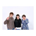 Satomi Sato Instagram - * * * 先程の #ぱかライブTV Vol.26で 発表になりました。 『ウマ娘 プリティーダービー』に ”三女神”の1人、ゴドルフィンバルブ役で出演します💙 愛情深いおっとり優しいお姉さんです。 色々語りたい想いもありますが それは、また、いつか。 * * * 写真は、斎賀さんと進藤さんと💛❤️💙 収録の時、お2人と一緒で嬉しすぎて いつも以上にフワフワしていました。笑 そんなフワフワした私を ずっと助けくださり、一緒に盛り上げてくださった 優しくてかっこいい2人の女神様に感謝です…好き…😭✨！！ あと、打ち合わせしてないのに 3人とも洋服に青が入ってたのが なんだか嬉しかったな〜☺️ 進藤さんは、ピアス？イヤリング？が 馬蹄ですごくおしゃれでした…✨✨ * * そんなこんなで じ、実は、私も、馬蹄のネックレスを していたのですが…見えるかな？わかるかな？？笑 お洋服にも、こっそりお馬さんが 隠れているんです。ふふふ🐴 * * 今回、収録に参加した後で 実際にゲームをプレイしてみたら すごく面白くて夢中になって遊んでますっ！ 私の周りには、年齢性別問わず 沢山のトレーナーさんがいるので 色々教えてもらいながら育成中。 ライスシャワーの育成を終えて 今はメジロマックイーンを育ててますよ。 可愛い…♡♡ * * 2月24日からはじまる 新育成シナリオ「グランドマスターズ -継ぐ者達へ-」 どうぞ、お楽しみに！ 私も楽しみっ！ * * * #ウマ娘 #ゲームウマ娘 #ウマ娘プリティーダービー #三女神 #🐴 #斎賀みつき さん #進藤尚美 さん #大好きな #先輩 #❤️ #💛 #女神様　 #ゴドルフィンバルブ #💙 #佐藤聡美