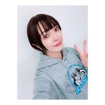 Satomi Sato Instagram - * * * TVアニメ「#氷菓」 10周年記念フィルムコンサート ～神山高校の小さな音楽会～ ご来場・ご視聴くださった皆様 ありがとうございました🌸🌸🌸 * * 10年という時を経て また千反田えるちゃんに会えたこと 皆様の前で彼女を演じられたこと 「古典部の屈託」の復活 どれも全て奇跡みたいな出来事で ずっと気持ちがふわふわしていました。 長い間「氷菓」を愛してくださる皆様のお陰です。 本当にありがとうございました。 * * 「10年」というものに、漠然とした不安を感じていましたが 集まってくださった当時のスタッフさんたち 阪口さん、ChouChoさん、田中公平先生 見に来てくださったたタスクオーナー先生 オーケストラの皆さんが奏でる音楽 そしてファンの皆様のお陰で 自分でも不思議なほど、きゅーっと当時の気持ちが蘇ってきて 自然とえるちゃんになれました。 皆様の力は偉大ですね！ * * そうそう！実は、今回、なななんと！ ChouChoさん楽屋が一緒だったのですが 何を隠そう、ChouChoさんのデビュー前から ずっとずっとファンだったので オタクを隠しきれずずっとソワソワしていました。笑 そんな私に、優しく声をかけてくださり たくさんお喋りしてくださった女神ChouChoさん😭✨✨ 一緒に撮った写真は宝物です✨ 初めて生で「優しさの理由」を聴くことが出来て 舞台袖でずっと涙目なわたし。。。 素敵な歌声に、思わず会場から手拍子が生まれて その光景に感動してじ〜〜んとしていました。 最高すぎた。。。 * * 衣装のお話はブログの方で あれやこれやお話ししているので 宜しければ、そちらもご覧ください(*^^*) * * 「わたし、気になります！」 も 久しぶりに沢山言いました。笑 あの、なんか突然なんですけど 私は千反田えるという女の子が 大好きで大好きで大切でたまらんのです。 ふとした折に思い出しては 彼女に想いを馳せることもしばしば。 ずっと笑っていてほしいし 芽生える無数の探究心を大切に のびのび生きていてほしい。 そんな風に考えてしまうくらい大好きで それと同じくらい「氷菓」という作品も大好きなのです。 氷菓は、大好きな最高のスタッフさんたちと一緒に 大切に作り上げた作品です。 イベントの日に感じた皆様の氷菓への想いは きっと絶対作品制作に関わった全ての方に届いているはずだと 私は思います。 名作は色褪せない。 私が言わなくっても きっと、この先もずーーーっと氷菓は 沢山の方に愛されて続ける作品になるんだろうな(*^^*) * * いつか、また同窓会みたいに 皆様と集まれる日がきたらいいですね。 それまでどうかお元気で🌸 * * * #氷菓10周年 #氷菓音楽会 #阪口大助 さん #choucho さん #田中公平 先生 #オーケストラ #フィルムコンサート #千反田える #佐藤聡美 #🌸