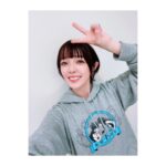 Satomi Sato Instagram - * * * TVアニメ「#氷菓」 10周年記念フィルムコンサート ～神山高校の小さな音楽会～ ご来場・ご視聴くださった皆様 ありがとうございました🌸🌸🌸 * * 10年という時を経て また千反田えるちゃんに会えたこと 皆様の前で彼女を演じられたこと 「古典部の屈託」の復活 どれも全て奇跡みたいな出来事で ずっと気持ちがふわふわしていました。 長い間「氷菓」を愛してくださる皆様のお陰です。 本当にありがとうございました。 * * 「10年」というものに、漠然とした不安を感じていましたが 集まってくださった当時のスタッフさんたち 阪口さん、ChouChoさん、田中公平先生 見に来てくださったたタスクオーナー先生 オーケストラの皆さんが奏でる音楽 そしてファンの皆様のお陰で 自分でも不思議なほど、きゅーっと当時の気持ちが蘇ってきて 自然とえるちゃんになれました。 皆様の力は偉大ですね！ * * そうそう！実は、今回、なななんと！ ChouChoさん楽屋が一緒だったのですが 何を隠そう、ChouChoさんのデビュー前から ずっとずっとファンだったので オタクを隠しきれずずっとソワソワしていました。笑 そんな私に、優しく声をかけてくださり たくさんお喋りしてくださった女神ChouChoさん😭✨✨ 一緒に撮った写真は宝物です✨ 初めて生で「優しさの理由」を聴くことが出来て 舞台袖でずっと涙目なわたし。。。 素敵な歌声に、思わず会場から手拍子が生まれて その光景に感動してじ〜〜んとしていました。 最高すぎた。。。 * * 衣装のお話はブログの方で あれやこれやお話ししているので 宜しければ、そちらもご覧ください(*^^*) * * 「わたし、気になります！」 も 久しぶりに沢山言いました。笑 あの、なんか突然なんですけど 私は千反田えるという女の子が 大好きで大好きで大切でたまらんのです。 ふとした折に思い出しては 彼女に想いを馳せることもしばしば。 ずっと笑っていてほしいし 芽生える無数の探究心を大切に のびのび生きていてほしい。 そんな風に考えてしまうくらい大好きで それと同じくらい「氷菓」という作品も大好きなのです。 氷菓は、大好きな最高のスタッフさんたちと一緒に 大切に作り上げた作品です。 イベントの日に感じた皆様の氷菓への想いは きっと絶対作品制作に関わった全ての方に届いているはずだと 私は思います。 名作は色褪せない。 私が言わなくっても きっと、この先もずーーーっと氷菓は 沢山の方に愛されて続ける作品になるんだろうな(*^^*) * * いつか、また同窓会みたいに 皆様と集まれる日がきたらいいですね。 それまでどうかお元気で🌸 * * * #氷菓10周年 #氷菓音楽会 #阪口大助 さん #choucho さん #田中公平 先生 #オーケストラ #フィルムコンサート #千反田える #佐藤聡美 #🌸