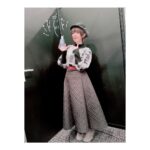 Satomi Sato Instagram - * * * #ブルアカふぇす ！にご来場くださった先生 『#ブルアカらいぶ！せかんどあにばSP！直前集会ぱーと2』を 見守ってくださった 生先生と配信先生 ありがとうございました✨✨ * * 私にとって大切な作品で 思い入れのあるキャラクターなので、いつか 皆様の前でブルアカとノドカについて お話しする機会があればいいな…と思っていたのが こんな素敵な形で叶ってとても嬉しかったです☺️ * * ステージ上では、出演者の皆様の 熱い想いが炸裂しまくっていて 頷きが止まりませんでした。笑 イベントや着せ替え、諸々が現実になるといいですね！！ ノドカも南国リゾートホテルの女将になって 蜂蜜がたっぷりかかったふかふかのパンケーキを 3枚くらい食べて欲しいものです。笑 番組内では触れられませんでしたが 事前のアンケートに思いの丈を ばちばちにぶちまけておいたので 偉い人の目にとまりますように…♡ * * バタバタしすぎていたので 共演した皆様とお写真撮れず。。。残念…！！ しかし、タイミングよく市来さんを発見したので 一緒に撮ってもらいました✌️ ゲームが上手で優しい癒し系お兄さん☺️感謝です もし次の機会があれば、一緒にステージに出られたらいいな〜！ * * 今回の衣装は、もうお分かりでしょう。。。 ノドカを意識してみました！ どやーーーん！！！ 帽子も同じ様なものを選んだり いつも暖かそうな服装をしているノドカなので ニットやキルティングのスカートにして ブーツもムートンでふかふかです。 お洋服に赤が入っていたので、差し色で入れてみました❤️ よく見ると、イヤリングは雪の結晶になってるんですよ。 ふふふ。 イベントまでの期間、ゲームで遊んだり ノドカを想いながら衣装を選んでいた時間は 本当に至福でした。 改めて、素敵な機会をありがとうございます。 そして、#ブルアカ 2周年 おめでとうございます🎉🎉🎉 なにやら物凄い盛り上がりを見せてくれているので わくわくしちゃうーー！！！ またノドカを通して 先生に会える日を心待ちにしていますね！ ふふふ！ 私は今日頑張ったのでこのあと プリンを、二つも食べちゃいます🍮🍮 * * * あっ、イベント中に言ってたお水 すごく可愛かったので写真撮りました♡ * * * * #ブルーアーカイブ #2周年 #イベント #生配信 #ありがとうございました #楽しかった #☺️ #市来光弘 さん #先輩 ！ #ありがとうございます ！ #先生 #また会いましょう #❤️ #お水 #可愛い #ノドカ #先生を見守るポーズ #癖が強すぎる #🤗 #佐藤聡美