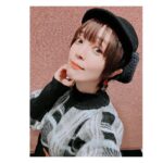Satomi Sato Instagram - * * * #ブルアカふぇす ！にご来場くださった先生 『#ブルアカらいぶ！せかんどあにばSP！直前集会ぱーと2』を 見守ってくださった 生先生と配信先生 ありがとうございました✨✨ * * 私にとって大切な作品で 思い入れのあるキャラクターなので、いつか 皆様の前でブルアカとノドカについて お話しする機会があればいいな…と思っていたのが こんな素敵な形で叶ってとても嬉しかったです☺️ * * ステージ上では、出演者の皆様の 熱い想いが炸裂しまくっていて 頷きが止まりませんでした。笑 イベントや着せ替え、諸々が現実になるといいですね！！ ノドカも南国リゾートホテルの女将になって 蜂蜜がたっぷりかかったふかふかのパンケーキを 3枚くらい食べて欲しいものです。笑 番組内では触れられませんでしたが 事前のアンケートに思いの丈を ばちばちにぶちまけておいたので 偉い人の目にとまりますように…♡ * * バタバタしすぎていたので 共演した皆様とお写真撮れず。。。残念…！！ しかし、タイミングよく市来さんを発見したので 一緒に撮ってもらいました✌️ ゲームが上手で優しい癒し系お兄さん☺️感謝です もし次の機会があれば、一緒にステージに出られたらいいな〜！ * * 今回の衣装は、もうお分かりでしょう。。。 ノドカを意識してみました！ どやーーーん！！！ 帽子も同じ様なものを選んだり いつも暖かそうな服装をしているノドカなので ニットやキルティングのスカートにして ブーツもムートンでふかふかです。 お洋服に赤が入っていたので、差し色で入れてみました❤️ よく見ると、イヤリングは雪の結晶になってるんですよ。 ふふふ。 イベントまでの期間、ゲームで遊んだり ノドカを想いながら衣装を選んでいた時間は 本当に至福でした。 改めて、素敵な機会をありがとうございます。 そして、#ブルアカ 2周年 おめでとうございます🎉🎉🎉 なにやら物凄い盛り上がりを見せてくれているので わくわくしちゃうーー！！！ またノドカを通して 先生に会える日を心待ちにしていますね！ ふふふ！ 私は今日頑張ったのでこのあと プリンを、二つも食べちゃいます🍮🍮 * * * あっ、イベント中に言ってたお水 すごく可愛かったので写真撮りました♡ * * * * #ブルーアーカイブ #2周年 #イベント #生配信 #ありがとうございました #楽しかった #☺️ #市来光弘 さん #先輩 ！ #ありがとうございます ！ #先生 #また会いましょう #❤️ #お水 #可愛い #ノドカ #先生を見守るポーズ #癖が強すぎる #🤗 #佐藤聡美
