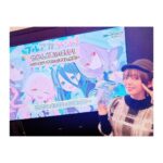 Satomi Sato Instagram - * * * #ブルアカふぇす ！にご来場くださった先生 『#ブルアカらいぶ！せかんどあにばSP！直前集会ぱーと2』を 見守ってくださった 生先生と配信先生 ありがとうございました✨✨ * * 私にとって大切な作品で 思い入れのあるキャラクターなので、いつか 皆様の前でブルアカとノドカについて お話しする機会があればいいな…と思っていたのが こんな素敵な形で叶ってとても嬉しかったです☺️ * * ステージ上では、出演者の皆様の 熱い想いが炸裂しまくっていて 頷きが止まりませんでした。笑 イベントや着せ替え、諸々が現実になるといいですね！！ ノドカも南国リゾートホテルの女将になって 蜂蜜がたっぷりかかったふかふかのパンケーキを 3枚くらい食べて欲しいものです。笑 番組内では触れられませんでしたが 事前のアンケートに思いの丈を ばちばちにぶちまけておいたので 偉い人の目にとまりますように…♡ * * バタバタしすぎていたので 共演した皆様とお写真撮れず。。。残念…！！ しかし、タイミングよく市来さんを発見したので 一緒に撮ってもらいました✌️ ゲームが上手で優しい癒し系お兄さん☺️感謝です もし次の機会があれば、一緒にステージに出られたらいいな〜！ * * 今回の衣装は、もうお分かりでしょう。。。 ノドカを意識してみました！ どやーーーん！！！ 帽子も同じ様なものを選んだり いつも暖かそうな服装をしているノドカなので ニットやキルティングのスカートにして ブーツもムートンでふかふかです。 お洋服に赤が入っていたので、差し色で入れてみました❤️ よく見ると、イヤリングは雪の結晶になってるんですよ。 ふふふ。 イベントまでの期間、ゲームで遊んだり ノドカを想いながら衣装を選んでいた時間は 本当に至福でした。 改めて、素敵な機会をありがとうございます。 そして、#ブルアカ 2周年 おめでとうございます🎉🎉🎉 なにやら物凄い盛り上がりを見せてくれているので わくわくしちゃうーー！！！ またノドカを通して 先生に会える日を心待ちにしていますね！ ふふふ！ 私は今日頑張ったのでこのあと プリンを、二つも食べちゃいます🍮🍮 * * * あっ、イベント中に言ってたお水 すごく可愛かったので写真撮りました♡ * * * * #ブルーアーカイブ #2周年 #イベント #生配信 #ありがとうございました #楽しかった #☺️ #市来光弘 さん #先輩 ！ #ありがとうございます ！ #先生 #また会いましょう #❤️ #お水 #可愛い #ノドカ #先生を見守るポーズ #癖が強すぎる #🤗 #佐藤聡美