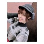 Satomi Sato Instagram - * * * #ブルアカふぇす ！にご来場くださった先生 『#ブルアカらいぶ！せかんどあにばSP！直前集会ぱーと2』を 見守ってくださった 生先生と配信先生 ありがとうございました✨✨ * * 私にとって大切な作品で 思い入れのあるキャラクターなので、いつか 皆様の前でブルアカとノドカについて お話しする機会があればいいな…と思っていたのが こんな素敵な形で叶ってとても嬉しかったです☺️ * * ステージ上では、出演者の皆様の 熱い想いが炸裂しまくっていて 頷きが止まりませんでした。笑 イベントや着せ替え、諸々が現実になるといいですね！！ ノドカも南国リゾートホテルの女将になって 蜂蜜がたっぷりかかったふかふかのパンケーキを 3枚くらい食べて欲しいものです。笑 番組内では触れられませんでしたが 事前のアンケートに思いの丈を ばちばちにぶちまけておいたので 偉い人の目にとまりますように…♡ * * バタバタしすぎていたので 共演した皆様とお写真撮れず。。。残念…！！ しかし、タイミングよく市来さんを発見したので 一緒に撮ってもらいました✌️ ゲームが上手で優しい癒し系お兄さん☺️感謝です もし次の機会があれば、一緒にステージに出られたらいいな〜！ * * 今回の衣装は、もうお分かりでしょう。。。 ノドカを意識してみました！ どやーーーん！！！ 帽子も同じ様なものを選んだり いつも暖かそうな服装をしているノドカなので ニットやキルティングのスカートにして ブーツもムートンでふかふかです。 お洋服に赤が入っていたので、差し色で入れてみました❤️ よく見ると、イヤリングは雪の結晶になってるんですよ。 ふふふ。 イベントまでの期間、ゲームで遊んだり ノドカを想いながら衣装を選んでいた時間は 本当に至福でした。 改めて、素敵な機会をありがとうございます。 そして、#ブルアカ 2周年 おめでとうございます🎉🎉🎉 なにやら物凄い盛り上がりを見せてくれているので わくわくしちゃうーー！！！ またノドカを通して 先生に会える日を心待ちにしていますね！ ふふふ！ 私は今日頑張ったのでこのあと プリンを、二つも食べちゃいます🍮🍮 * * * あっ、イベント中に言ってたお水 すごく可愛かったので写真撮りました♡ * * * * #ブルーアーカイブ #2周年 #イベント #生配信 #ありがとうございました #楽しかった #☺️ #市来光弘 さん #先輩 ！ #ありがとうございます ！ #先生 #また会いましょう #❤️ #お水 #可愛い #ノドカ #先生を見守るポーズ #癖が強すぎる #🤗 #佐藤聡美