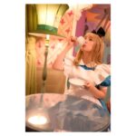 Satomi Sato Instagram - * * * 佐藤さんの浮かれ仮装写真を載せる会に お付き合いくださりありがとうございました。 ラストの投稿になります🎃 * * * ぐびぐびお茶飲んだり お尻ってさ〜って話してるところ撮られていたり 流行りのほっぺにハートなポーズしてみたり 大好きなステラルーさんを撮ったり。 オフショット的なやつです。ふふ。 * * こうやって仮装をすると、撮影ひとつひとつが 作品作りみたいでとても楽しかったです。 お仕事でご一緒するコスプレイヤーさん達への 尊敬がめっっっちゃ増しました…！ 表情や角度、構図など イメージにガチっとハマるものが撮れると 高揚感半端ない。（語彙力ー！！） 芝居も仮装も、表現することに 変わりありませんものね。 なんだか勉強になりました🌷 * * またハロウィンがきたら 仮装写真を意気揚々と投稿する 可能性がありますが その時は、またお付き合いください。笑 ありがとうございました！ * * * #ディズニーランドホテル #ふしぎの国のアリスルーム #不思議の国のアリス #アリス #一眼レフ #オフショット #お茶 #ハート #❤️ #ハロウィン #仮装 #dハロ #佐藤聡美