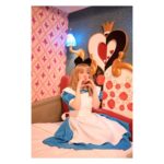 Satomi Sato Instagram - * * * 佐藤さんの浮かれ仮装写真を載せる会に お付き合いくださりありがとうございました。 ラストの投稿になります🎃 * * * ぐびぐびお茶飲んだり お尻ってさ〜って話してるところ撮られていたり 流行りのほっぺにハートなポーズしてみたり 大好きなステラルーさんを撮ったり。 オフショット的なやつです。ふふ。 * * こうやって仮装をすると、撮影ひとつひとつが 作品作りみたいでとても楽しかったです。 お仕事でご一緒するコスプレイヤーさん達への 尊敬がめっっっちゃ増しました…！ 表情や角度、構図など イメージにガチっとハマるものが撮れると 高揚感半端ない。（語彙力ー！！） 芝居も仮装も、表現することに 変わりありませんものね。 なんだか勉強になりました🌷 * * またハロウィンがきたら 仮装写真を意気揚々と投稿する 可能性がありますが その時は、またお付き合いください。笑 ありがとうございました！ * * * #ディズニーランドホテル #ふしぎの国のアリスルーム #不思議の国のアリス #アリス #一眼レフ #オフショット #お茶 #ハート #❤️ #ハロウィン #仮装 #dハロ #佐藤聡美