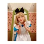 Satomi Sato Instagram - * * * 佐藤さんの浮かれ仮装写真を載せる会に お付き合いくださりありがとうございました。 ラストの投稿になります🎃 * * * ぐびぐびお茶飲んだり お尻ってさ〜って話してるところ撮られていたり 流行りのほっぺにハートなポーズしてみたり 大好きなステラルーさんを撮ったり。 オフショット的なやつです。ふふ。 * * こうやって仮装をすると、撮影ひとつひとつが 作品作りみたいでとても楽しかったです。 お仕事でご一緒するコスプレイヤーさん達への 尊敬がめっっっちゃ増しました…！ 表情や角度、構図など イメージにガチっとハマるものが撮れると 高揚感半端ない。（語彙力ー！！） 芝居も仮装も、表現することに 変わりありませんものね。 なんだか勉強になりました🌷 * * またハロウィンがきたら 仮装写真を意気揚々と投稿する 可能性がありますが その時は、またお付き合いください。笑 ありがとうございました！ * * * #ディズニーランドホテル #ふしぎの国のアリスルーム #不思議の国のアリス #アリス #一眼レフ #オフショット #お茶 #ハート #❤️ #ハロウィン #仮装 #dハロ #佐藤聡美