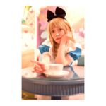 Satomi Sato Instagram - * * * わたしの浮かれ仮装写真にお付き合いくださり ありがとうございます…！！！ さて、この日は東京ディズニーランドホテルの 「ふしぎの国のアリスルーム」に宿泊したので 折角なら！と仮装のまま撮ってもらいました。 初めてアリスのお部屋に泊まりましたが すっっっごく可愛くて、なんか、もう、住みたかった✨ 住みたいレベルで家具が可愛いし こういう世界観を大切に素敵に表現されている空間って 居るだけで幸せになりますね☺️さいこう * * * やるなら！撮るなら！ こだわろうぜ…！！！！ …と、大人が本気を出したら 家族の意外なカメラの腕前を 目の当たりにして嫉妬🥹 でもめちゃくちゃ盛れてるありがとう🥹笑　 普段から漫画を沢山読んだり 自分もイラストを描く人って 写真のセンスもあるんでしょうか？？ 常日頃から、無意識に感性やセンスを磨いてるんだとしたら 凄いことですね。 * * わたしだって、わたしだって 本気出したらいい感じに撮れるんぞ…！！ * * 次回は、おまけ写真まとめて載せますね。 浮かれてる佐藤さんに暫くお付き合いください。 * * * #東京ディズニーランドホテル #ふしぎの国のアリス #ルーム #ディズニー #disney #ハロウィン #dハロ #仮装 #アリス #ポートレート #写真 の #雰囲気 が #良すぎて #プロ なん？？って3回くらい聞いた #☺️ #📸 #思いの外 #にこにこしてなくて #素っぽさすごい #佐藤聡美 #次回仮装写真ラストです #🎃
